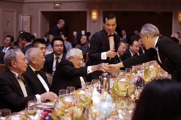当地时间1月12日，美国中国总商会2017年年度晚宴在纽约举行，中美两国政、商、学等各界500余人出席了晚宴。 廖攀/中新社供图