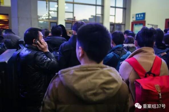 1月13日，反扒民警王文升北京站候车厅的人群中巡查。 新京报记者 彭子洋 摄