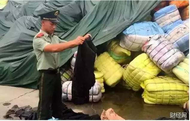 海关截获的洋垃圾、旧服装(资料图)