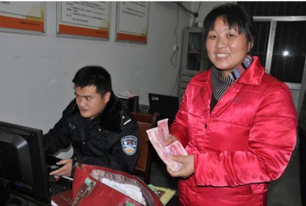 她带着老公刚领的工资去超市给女儿买糕 结果