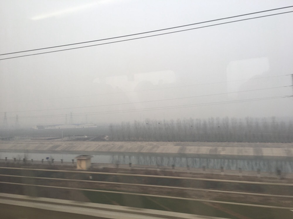 1月15日，石家庄附近天地间灰蒙蒙一篇，能见度较差。（来源：微博）