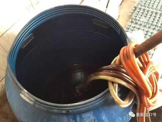 2017年1月11日，天津独流镇，一家生产假酱油村民家中，造假者在这个大塑料桶中勾兑假酱油。像这样的大桶，这家一共有三个。
