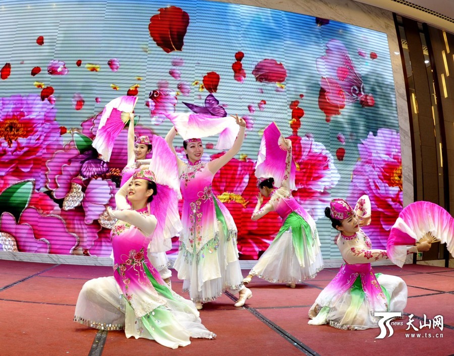 昌吉州困难职工观看文艺演出迎新春