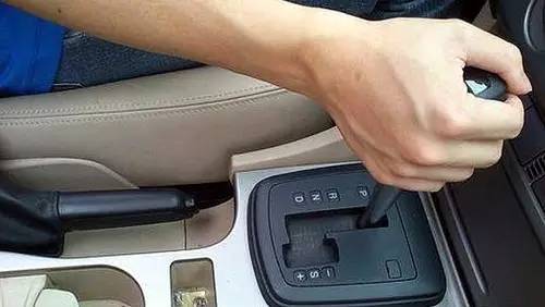 这6个驾车习惯既伤车又危险,看看你有没有