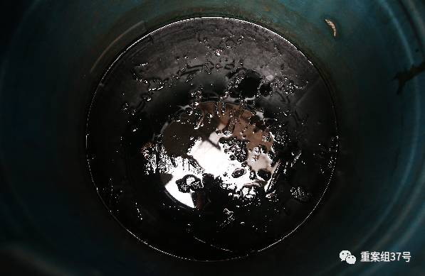 1月16日，天津独流镇一假醋造假窝点，大桶里装着黑乎乎的粘稠色素。    新京报记者 大路 摄