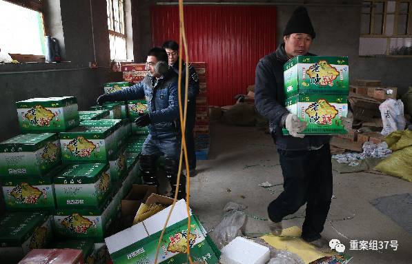 1月16日，天津独流镇一假醋造假窝点，执法人员和其雇的民工正将窝点内的物品往外搬。    新京报记者 大路 摄