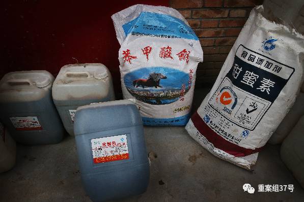 1月16日,天津独流镇一假醋造假窝点,仓库的一角摆放着染色用的“焦糖色”、甲苯酸钠和甜蜜素。 新京报记者 大路 摄