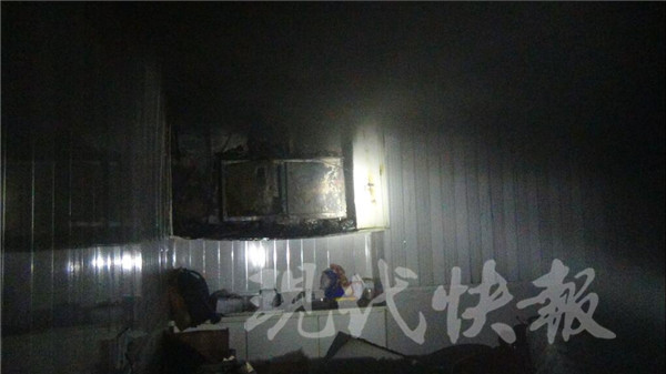 粮油店突发爆炸声后冒浓烟 消防破门排险