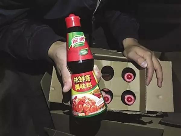 △1月2日,新发地市场附近,来自独流镇的造假者向记者展示假冒“家乐辣鲜露”样品,部分假调料以送货上门方式进京。