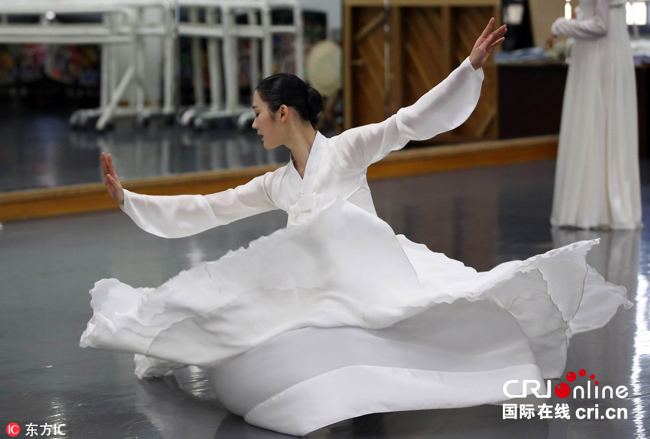 韩国大学艺考 考生场外起舞热身(高清组图)