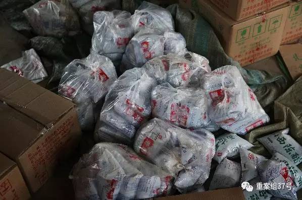 1月16日,天津独流镇一假醋造假窝点,刚生产出来的袋装假“独流老醋”和“山西陈醋”堆在地上。 新京报记者 大路 摄