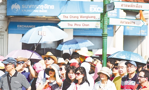    中国已是目前泰国旅游业最大的市场，且还在不断增长。图为在泰国曼谷，游客在大皇宫附近的一个路口等候（2016年2月11日摄）。