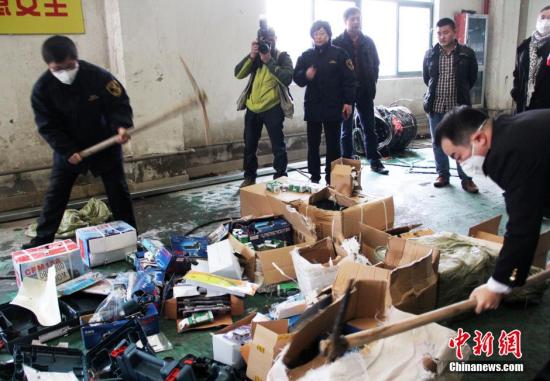 资料图：浙江舟山海关将查获的5万多件侵权货物集中焚毁。中新社发 夏艺瑄 摄