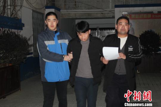 便衣民警将潜逃将近五年的仵某某带回。 苏瑾 摄