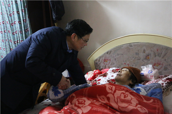 邱初开深入零阳镇开展春节慰问困难党员、群众