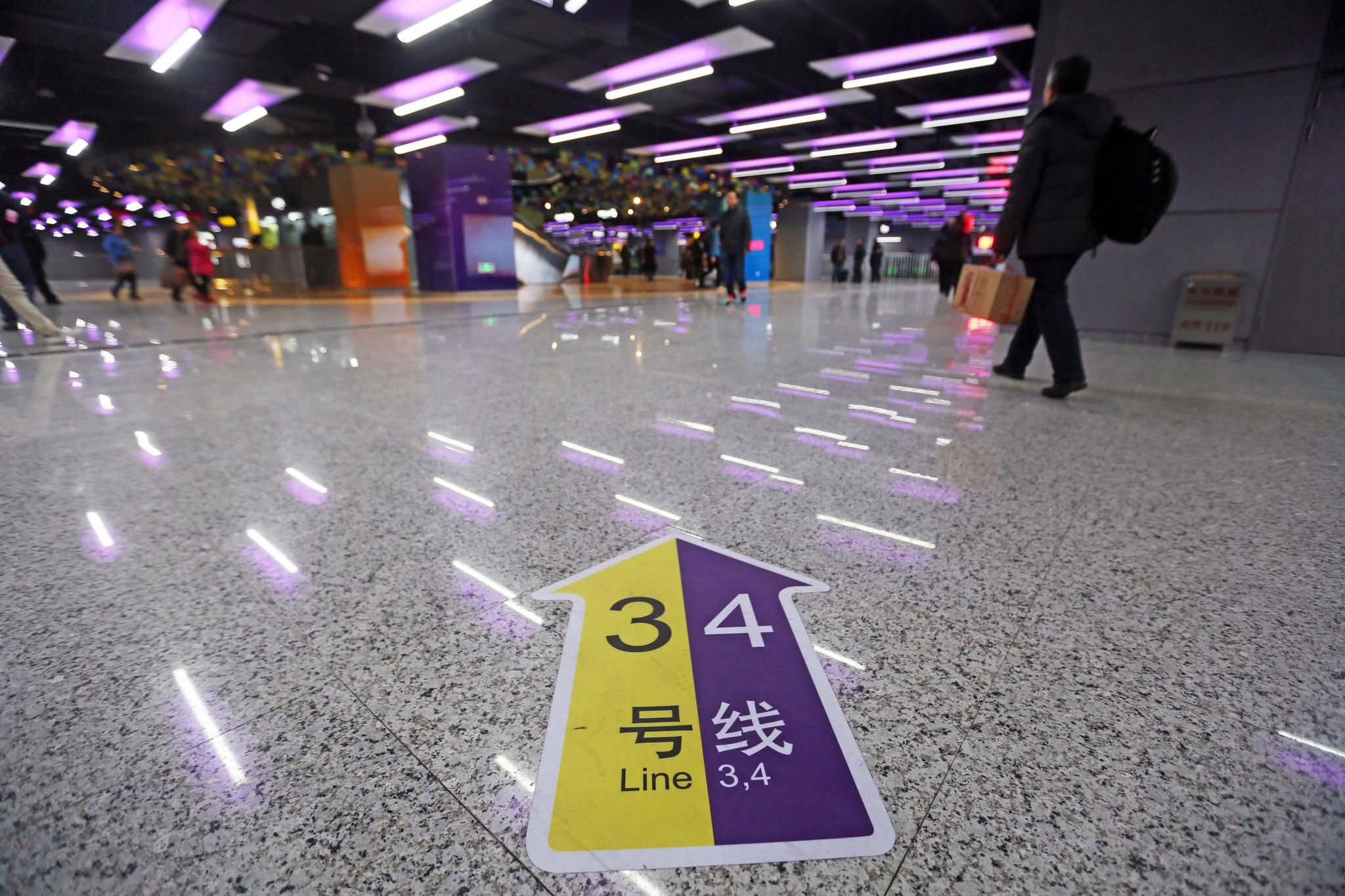 上海火车站地铁站西站厅投用 365盏灯陪伴春运