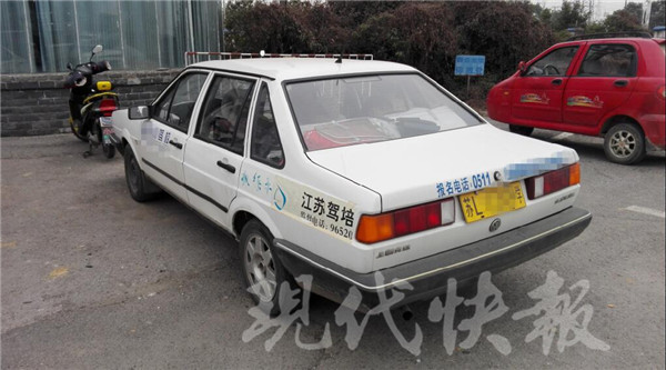 教练员违规被查后 当着民警面边打电话边开车