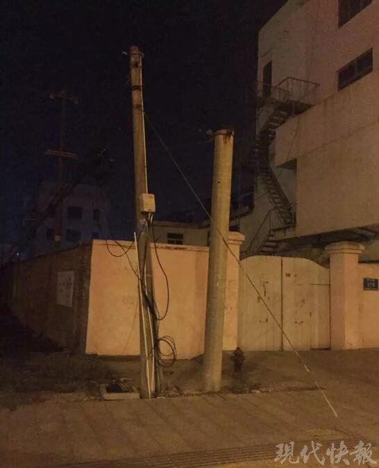 钢丝绳斜拉人行道多年 居民常被 割喉