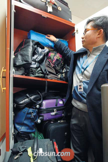韩国首尔瑞草警察署的柜子里装满中国游客丢下的行李箱（图片来源：朝鲜日报）