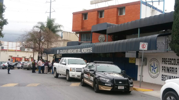 1月18日，在墨西哥新莱昂州蒙特雷，人们聚集在发生枪击事件的学校外。据墨西哥媒体18日报道，墨西哥北部一校园当天发生枪击事件，导致至少3人受伤。 新华社发