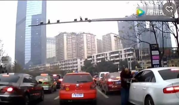 街头惊现无赖乞丐,不给钱就掰后视镜,简直是抢劫