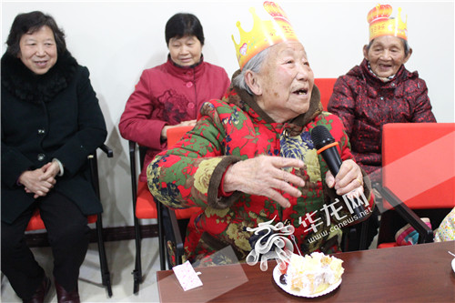 大渡口区老吾老社区活动中心为老人办集体生