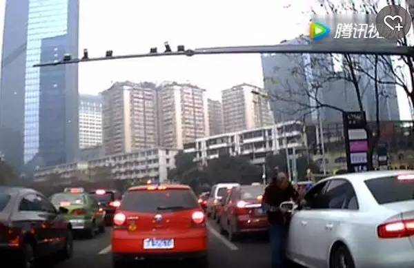 街头惊现无赖乞丐,不给钱就掰后视镜,简直是抢劫