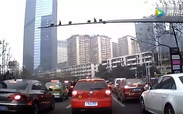 街头惊现无赖乞丐,不给钱就掰后视镜,简直是抢劫