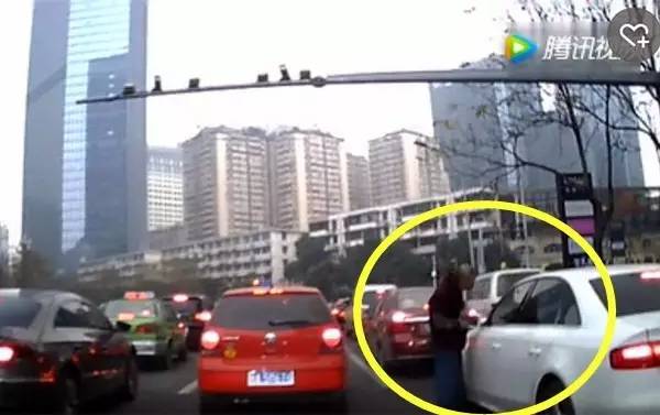 街头惊现无赖乞丐,不给钱就掰后视镜,简直是抢劫