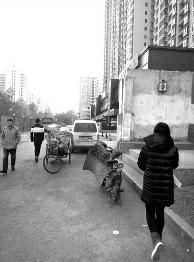 围墙挡人行道 市民盼拆除|人行道|华商报|市民