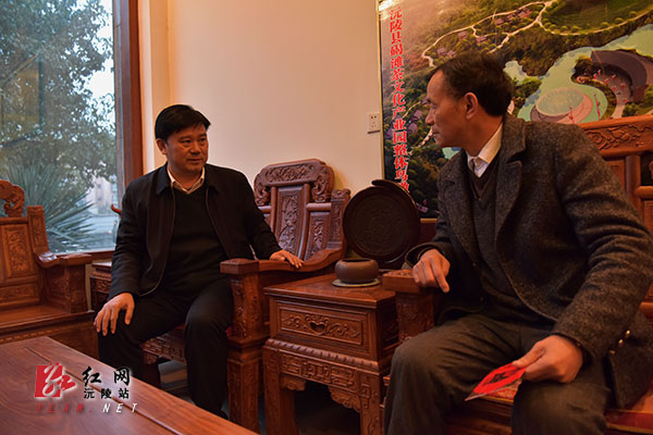 讯(分站记者 邓永松)1月19日,湖南省沅陵县委书记钦代寿在官庄镇慰问