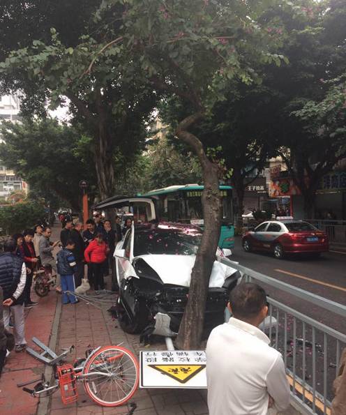 深圳洗车工开客户百万豪车撞上大树，这个年恐怕难过了！