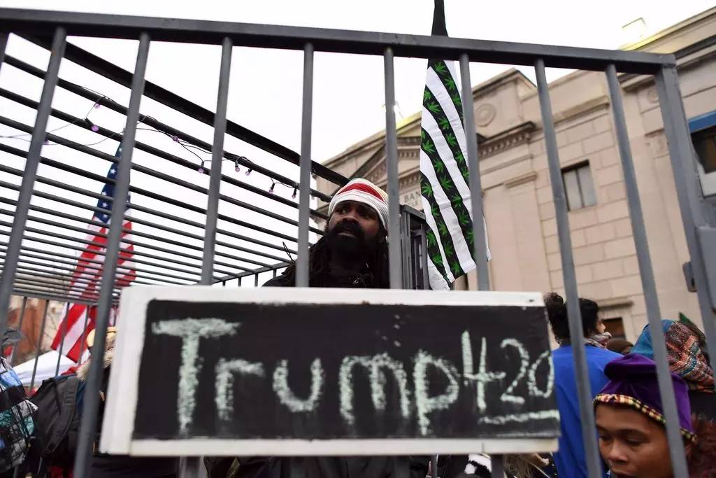　△当地时间2017年1月20日，美国华盛顿，反对者在特朗普就职仪式开始前集会抗议。