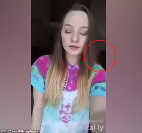 诡异!国外一女孩独自在家唱歌时身后突现黑影