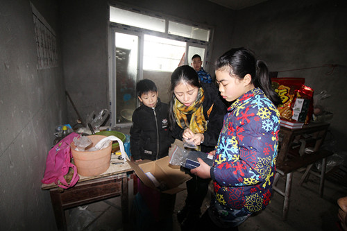 消防春节前冬日暖阳行动 走访慰问贫困学生家