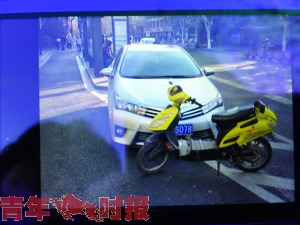 小轿车与电动车路口相撞 女子被压车下