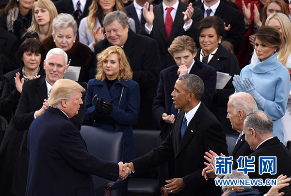1月20日，在美国首都华盛顿国会山，特朗普（前左）发表就职演说后与前任总统奥巴马握手。当日，美国当选总统、共和党人特朗普在美国首都华盛顿国会山举行的就职典礼上正式宣誓就任美国第45任总统。 新华社记者殷博古摄
