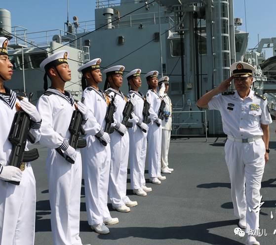 2016年7月，沈金龙检阅洪湖舰。