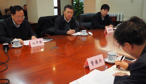 1月19日上午，环保部对山西临汾市市长刘予强(左)等政府负责人进行了约谈。