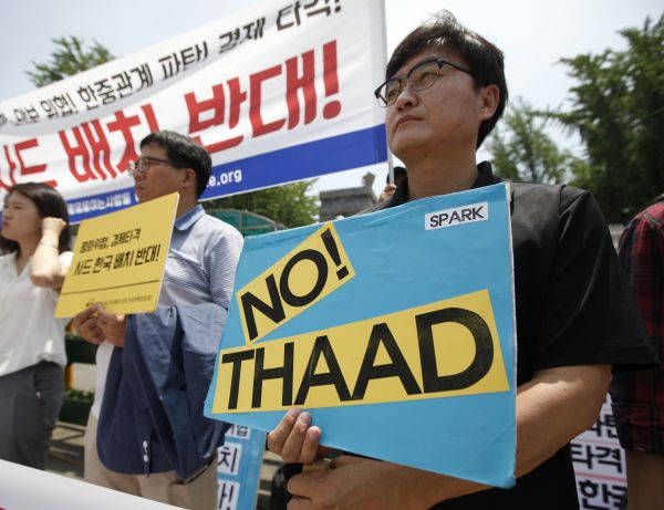 资料图片：韩国市民团体高举标语反对韩美在韩部署“萨德”系统。新华社记者姚琪琳摄