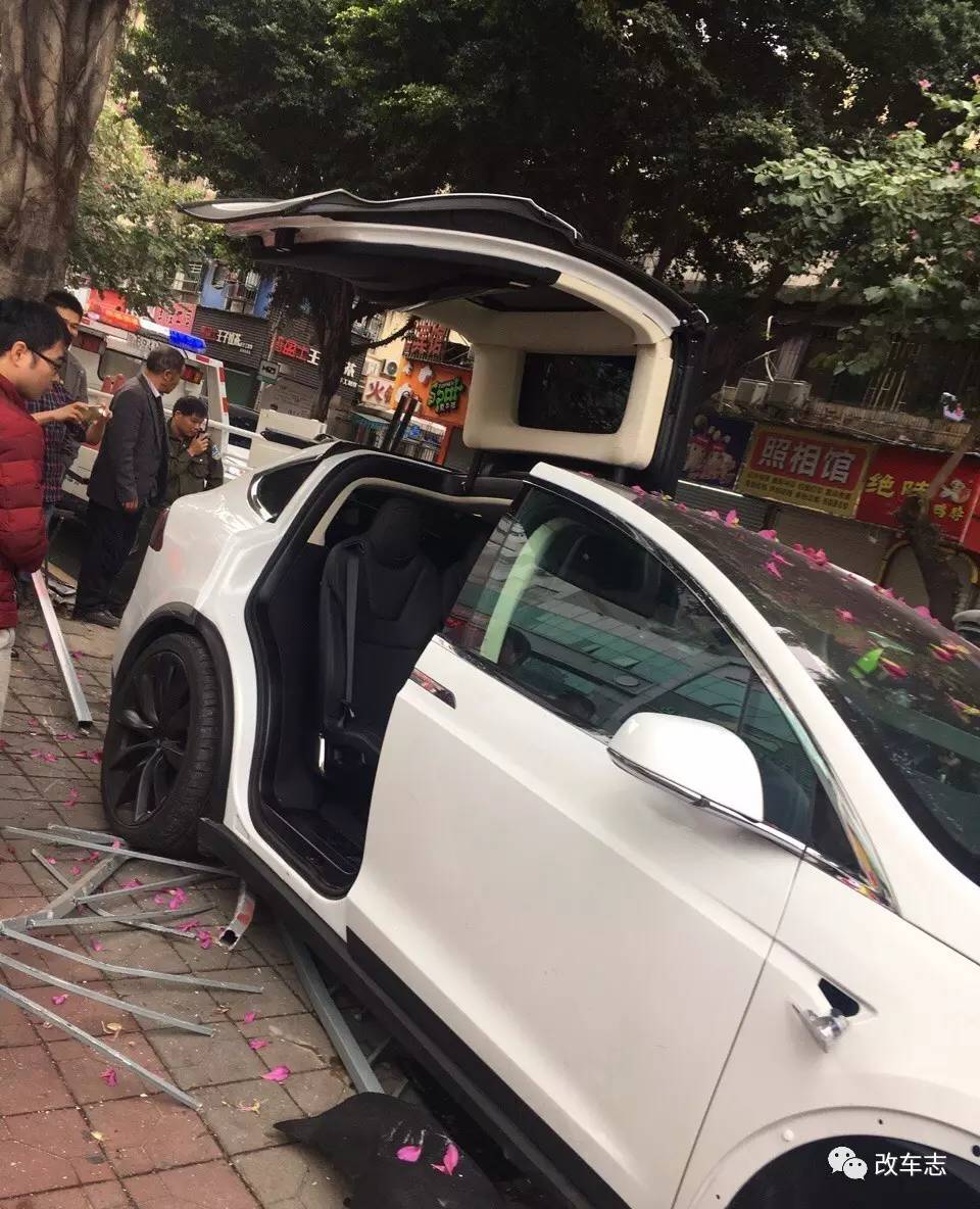 深圳洗车工开客户百万豪车撞上大树,这个年恐怕难过了!