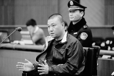 被告人王某在法庭上认罪 摄/记者 曹博远