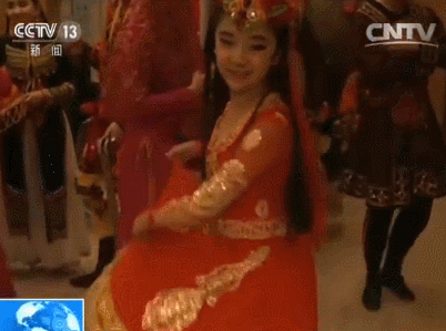 发生在新疆南疆农村的故事,通过编剧下基层挖掘 ,把它搬上了春晚舞台