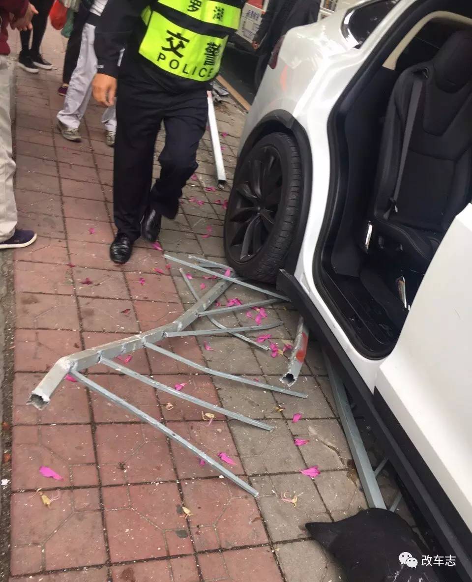 深圳洗车工开客户百万豪车撞上大树,这个年恐怕难过了!