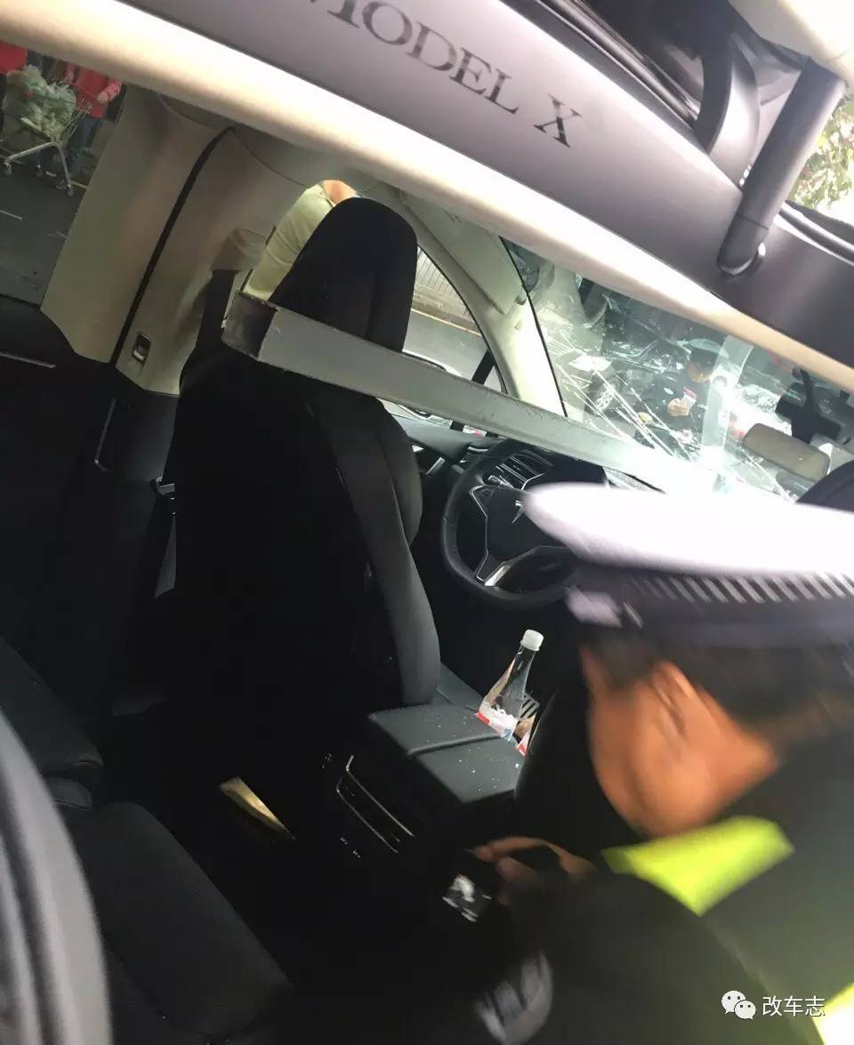 深圳洗车工开客户百万豪车撞上大树,这个年恐怕难过了!