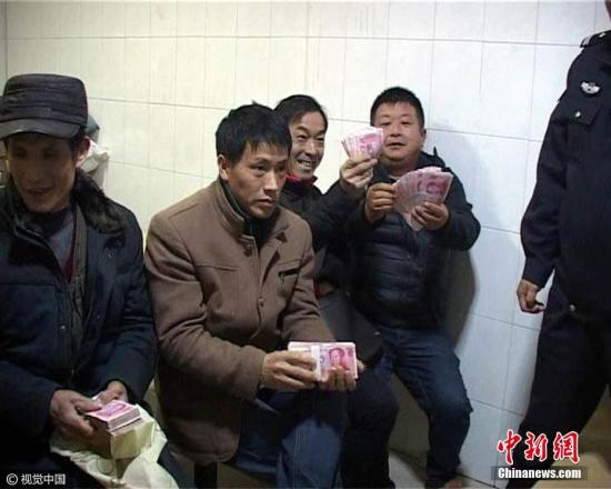 资料图:南京警方助民工讨薪,近50万元欠款被发放。 雨田 摄 图片来源:视觉中国