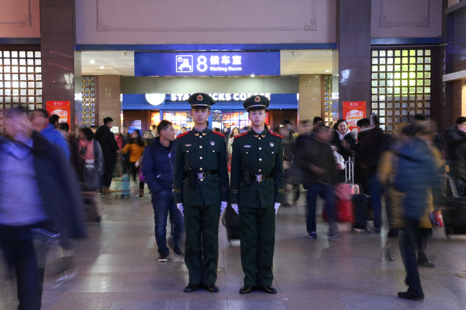 北京大兴机场迎来返程高峰！武警官兵全时驻守_北晚在线