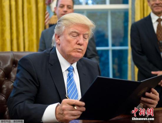 资料图：当地时间2017年1月23日，美国华盛顿，美国总统特朗普23日签署行政命令，正式宣布美国退出跨太平洋伙伴关系协定（TPP）。