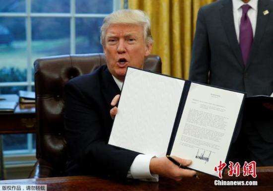 当地时间2017年1月23日，美国华盛顿，美国总统特朗普23日签署行政命令，正式宣布美国退出跨太平洋伙伴关系协定（TPP）。