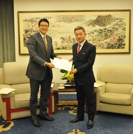 外交部礼宾司副司长张益明接受牙买加新任驻华